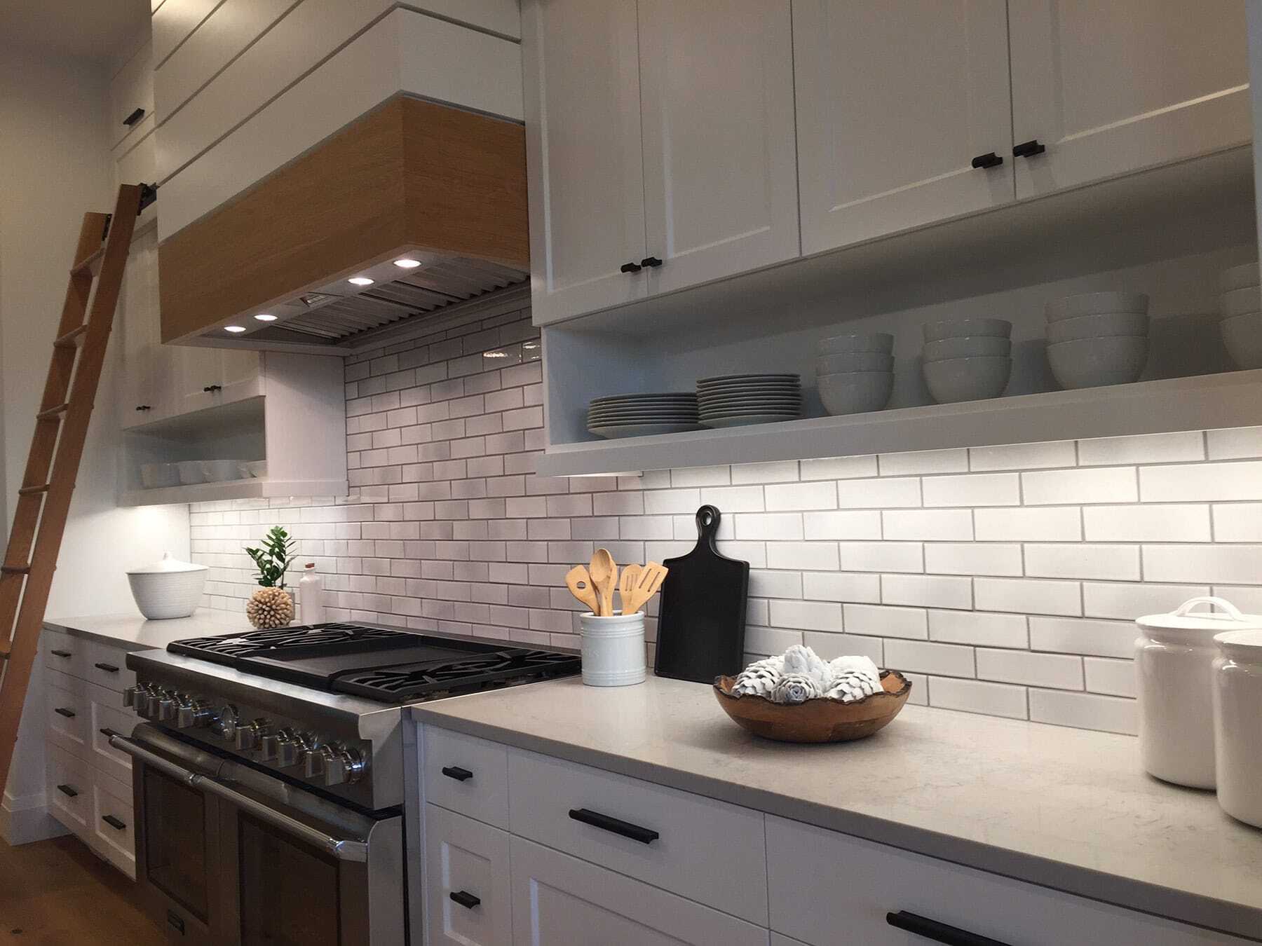 summitglossfieldinstallkitchenbacksplash5 Pratt + Larson 2×8 Brownstone Pratt + Larson